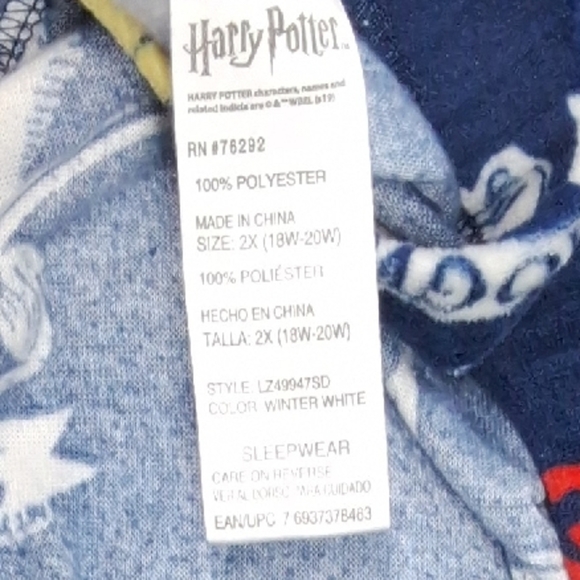 Cozy Harry Potter sleepwear. Features a magical design. Perfect for fans. - Picture 3 of 7